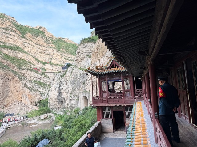 世界最恐の寺『懸空寺』に入ってみて知った「日本人に厳しすぎる事情」