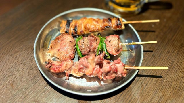 チレ? テッポウ? 小袋? 焼きとんの「四文屋」で“謎のホルモン”食べまくってみた【未知との遭遇】 チレ? テッポウ? 小袋? 焼きとんの「四文屋」で“謎のホルモン”食べまくってみた【未知との遭遇】