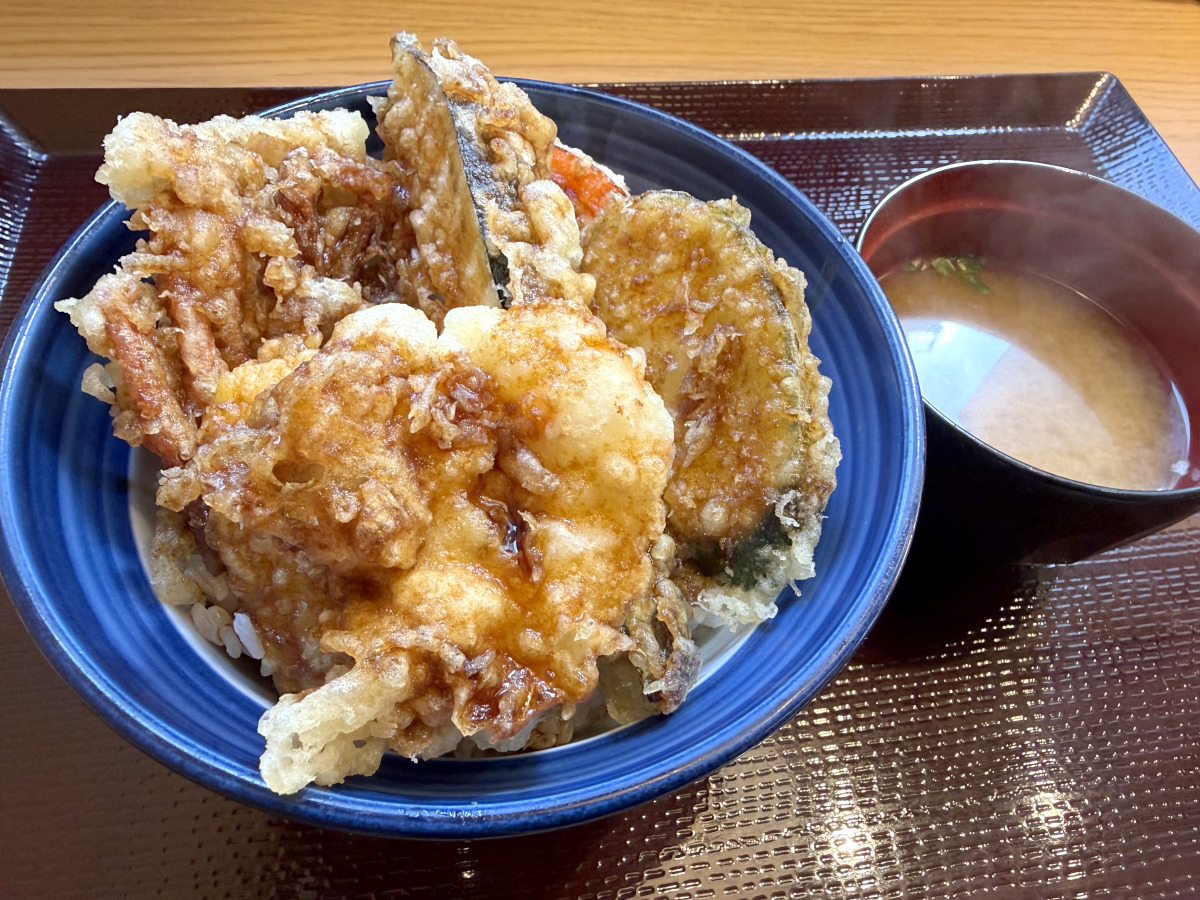 【てんや】ポテサラの天ぷら登場！ 112品の頂点に立った「鮮やか ベジポテ天丼」の満足感が意外と高い
